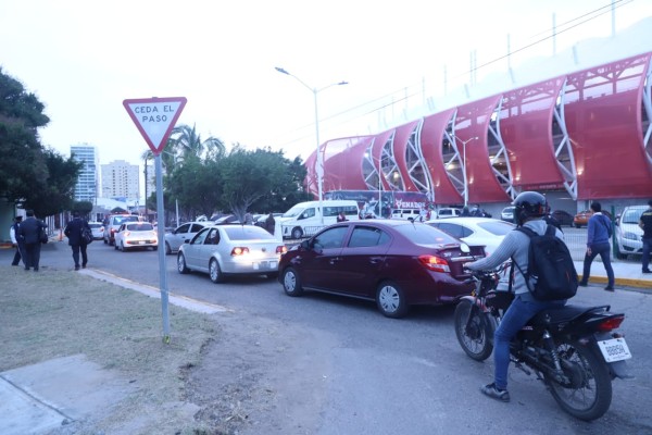 Se registra fuerte tráfico vial frente a Estadio ‘Teodoro Mariscal’ por inicio de la Serie del Caribe