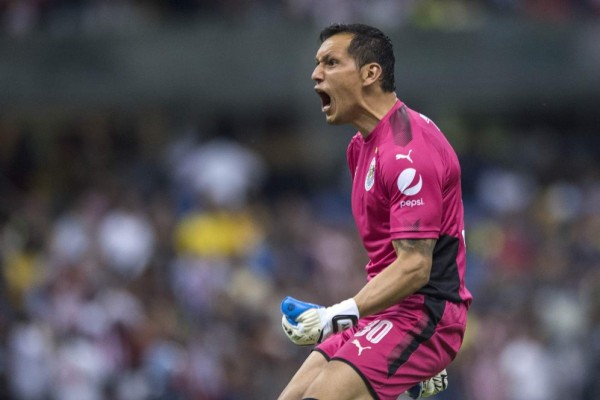 Rodolfo Cota se queda en Chivas
