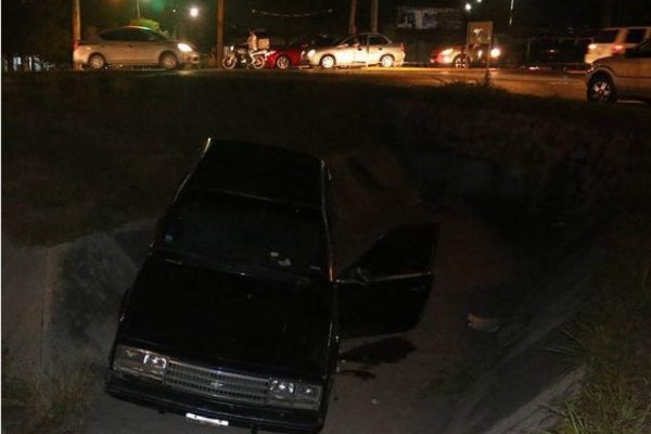 Automóvil cae a un canal pluvial por la Avenida Rafael Buelna en Mazatlán