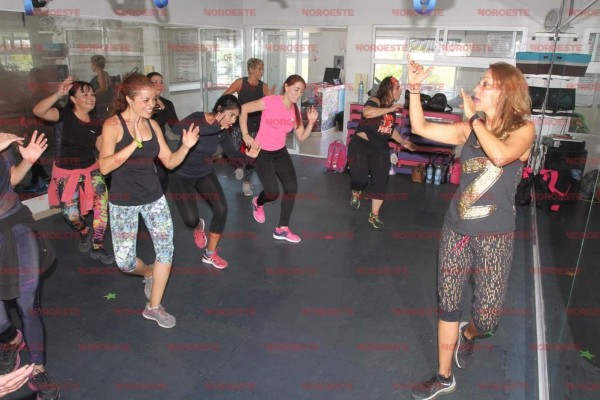 Las chicas se pusieron a tono con la instructora.