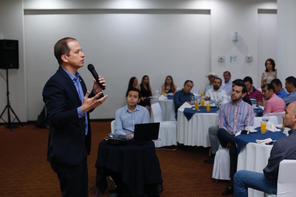 Director de Salud Digna comparte ante empresarios su experiencia