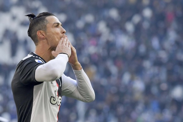 Cristiano Ronaldo marca doblete por la Juventus.