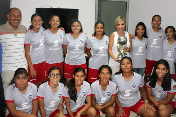 El equipo de Leonas Mazatlán Sub 15 junto a Mónica Coppel, quien carga el trofeo.
