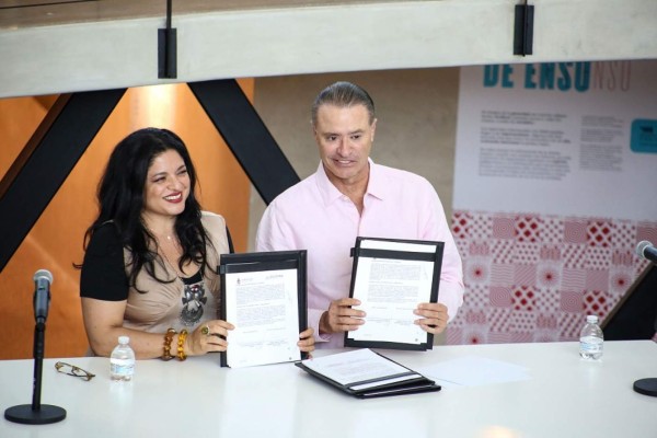 Alejandra Frausto Guerrero, secretaria de Cultura y el gobernador de Sinaloa, Quirino Ordaz Coppel, durante la firma del Acuerdo Marco.