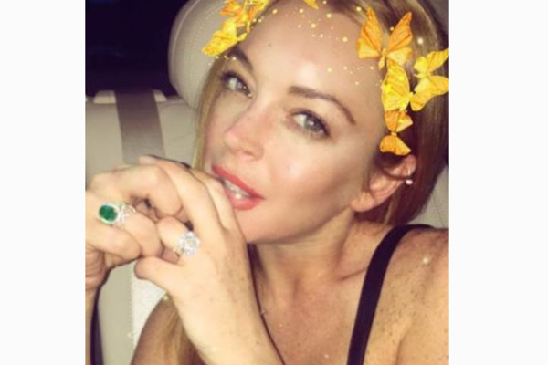 Lindsay Lohan aún luce anillo de compromiso