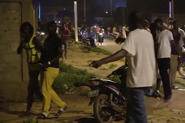 Desalojo de la zona donde ocurría el tiroteo desatado por el ataque.&nbsp;