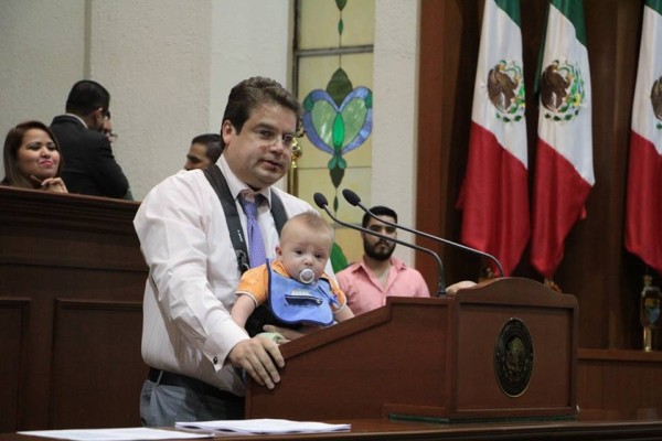 Diputado sube con su bebé a tribuna… para condenar el aborto