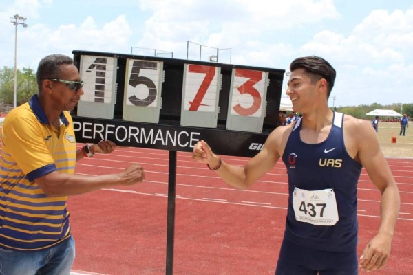 Víctor Castro salta para el oro en la Universiada Nacional