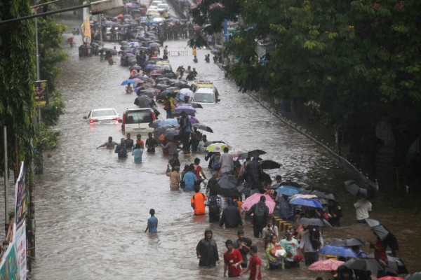 Cae edificio en Bombay y mueren 21 personas