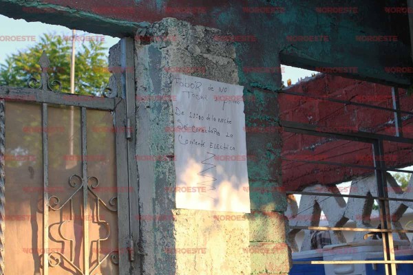 Buscando seguridad, Alejandra puso en la fachada de su casa un letrero de advertencia.