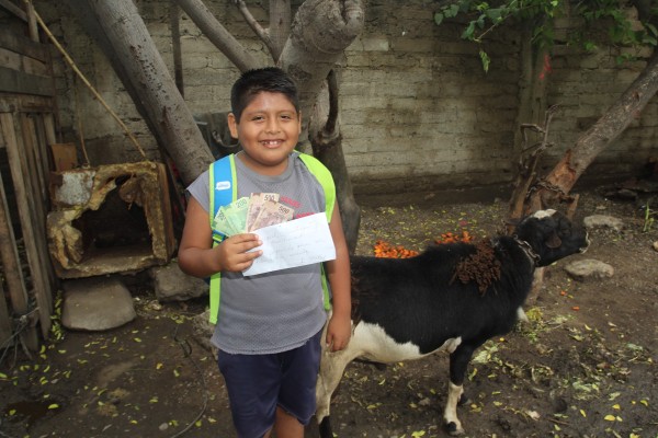Miguel Santiago recibe una mochila nueva y mil 400 pesos para pagar cuota escolar.