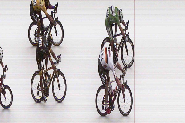 Una milimétrica victoria logró el británico Mark Cavendish.