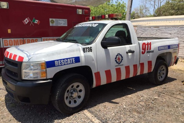 Donan camioneta y equipo táctico a bomberos de Escuinapa