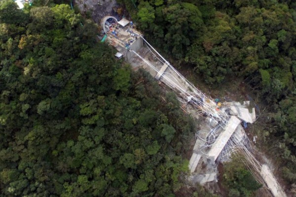 Mueren 10 al desplomarse puente en Colombia; no es el Baluarte