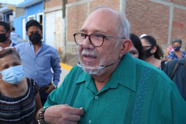 Encaran vecinos de la Flores Magón al Alcalde de Mazatlán: piden pavimento