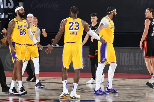 De la ofensiva de Anthony Davis y LeBron James, Lakers gana el primero de Las Finales