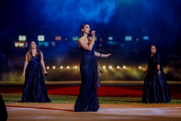 Sorprende Brianda Lizárraga, Reina de los Juegos Florales, cantando en la inauguración de la Serie del Caribe