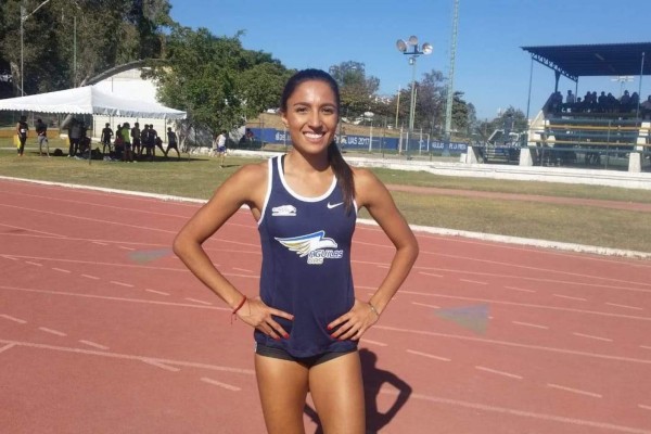 Iza Flores gana los 100 metros planos femeniles.