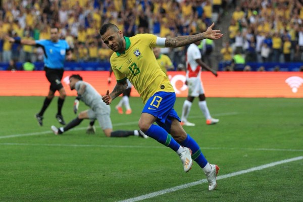 Daniel Alves marca por Brasil. (Foto: @fifaworldcup_es)