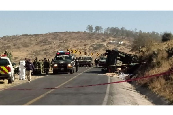 Vuelca camión del Ejército, un soldado muere; hay 24 heridos
