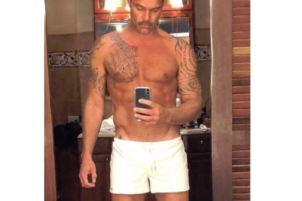 Ricky Martin se toma foto sexy, pero la arruina