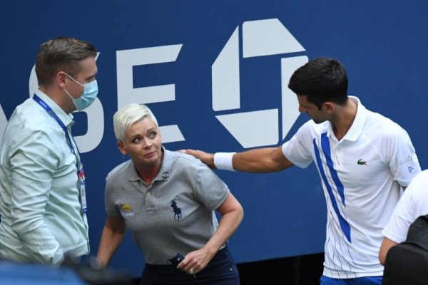 Novak Djokovic fue expulsado el domingo del US Open tras golpear a una jueza con una pelota.