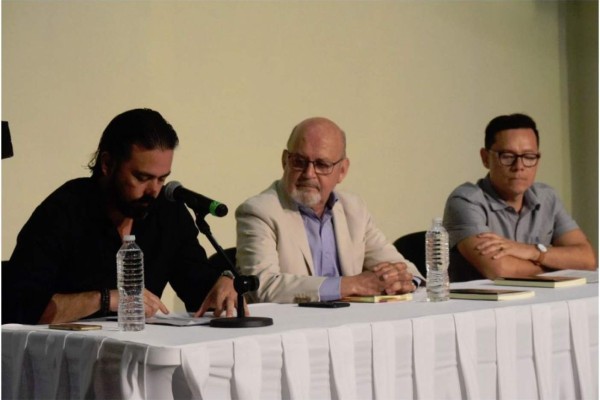 Los comentaristas de la publicación, junto a su autor al centro.