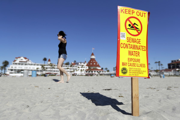 Desbordan lluvias aguas residuales de Tijuana hacia EU