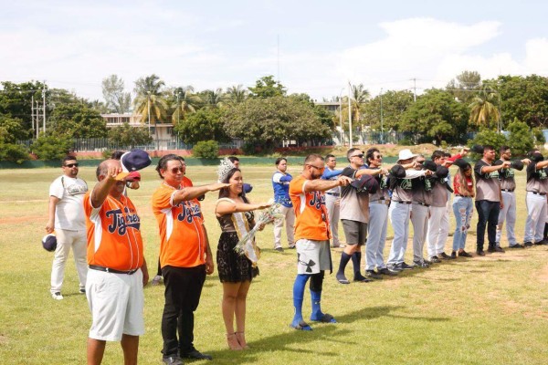 Con homenaje a Manuel Osuna, la Liga Intersindical de Beisbol inaugura su temporada