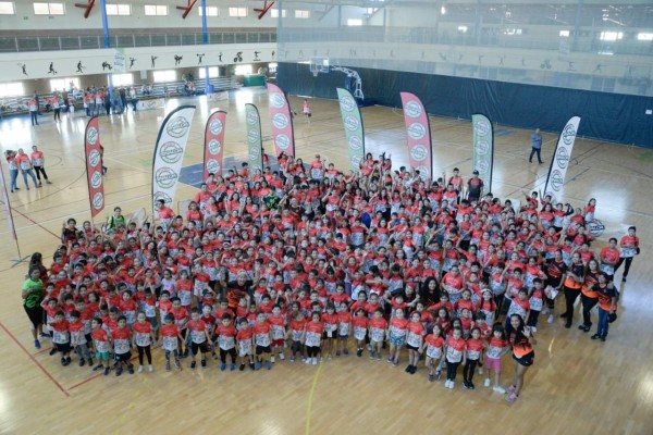 Cientos de jovencitos reciben su diploma de participación.