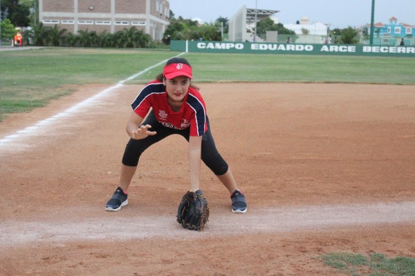 Con suerte y determinación, Karime Flores Perales incursiona en el softbol