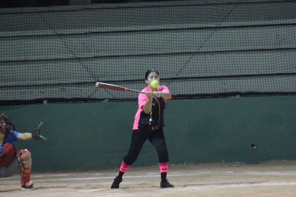 Taller Reyes aplaca a Bravas en la Copa Carnaval de Softbol Femenil