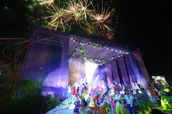 Viven porteños festiva noche de revelaciones del Carnaval Internacional de Mazatlán 2020