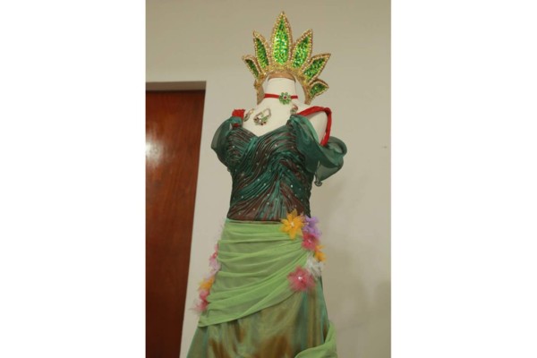 Llueven críticas en redes el vestido de la Reina de los Juegos Florales