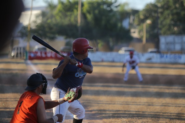 Mariscos El Chuma no suelta la cima en la Liga de Beisbol Meseros al Bat