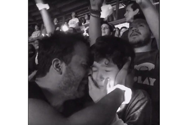 Conmueve Coldplay a niño con autismo