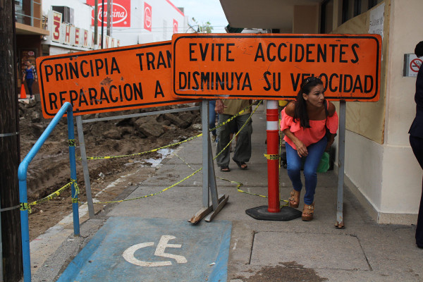 Peligran... esquivan... pero se abren paso en las calles de Mazatlán