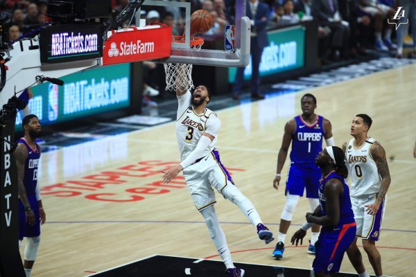 Los Lakers rompen una seguidilla de seis triunfos de los Clippers, al superarlos