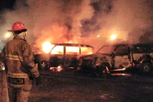 Tres vehículos se incendian en el Infonavit Jabalíes