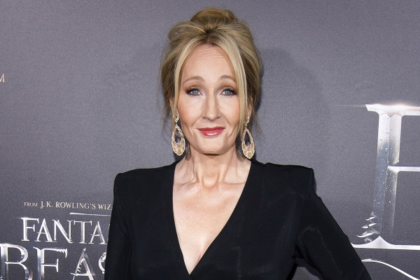 J.K. Rowling pide a sus seguidores no comprar el texto robado si se los ofrecen.