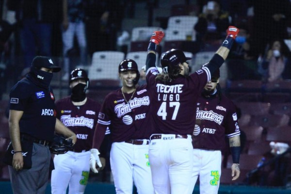 Francisco Lugo es recibido en el dugout de Tomateros de Culiacán, tras pegar su jonrón con las bases llenas definitivo.
