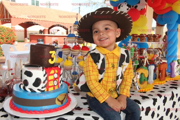 Escribe un reporte lucha ama de casa Christian Alberto García es “Woody” en su cumpleaños"