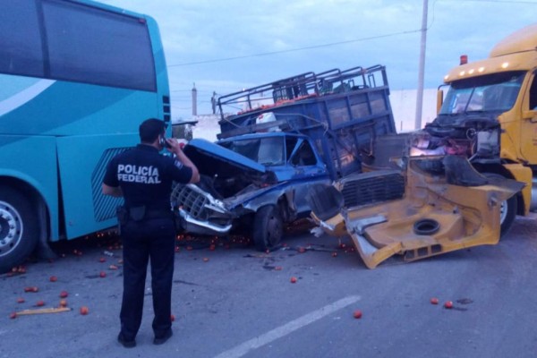 Dos hombres heridos deja choque de tres pesadas unidades carretera internacional en Mazatlán