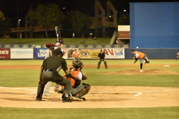 Las ofensivas tanto de Tomateros como de Naranjeros se desataron.