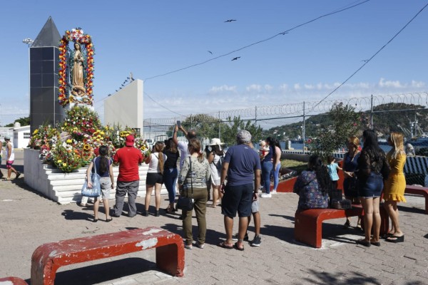 En Mazatlán, acuden decenas de personas a venerar a la Virgen de Guadalupe en La Puntilla