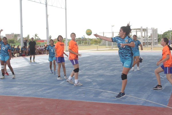 Ponen en marcha curso de handball en el Isde