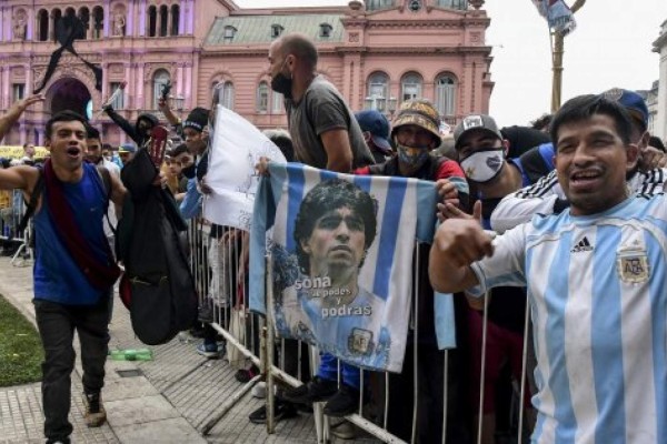 Miles desfilan en Argentina ante el féretro de Maradona para despedirlo