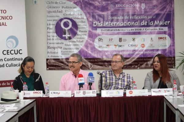 Raúl Díaz Cárdenas, director del IPN, acompañado por representantes de instituciones que participan en la jornada.