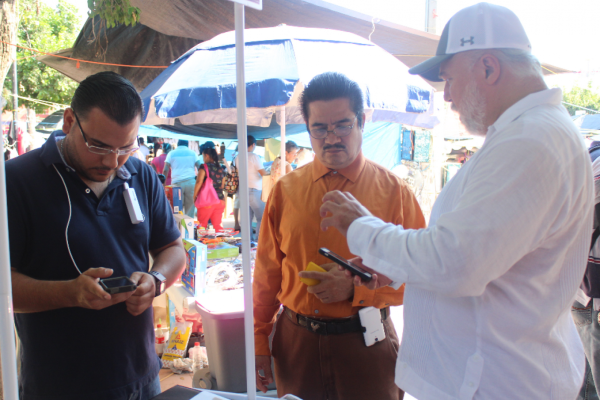 Manuel Clouthier Carrillo en la recolección de firmas por su candidatura indpendiente al Senado.