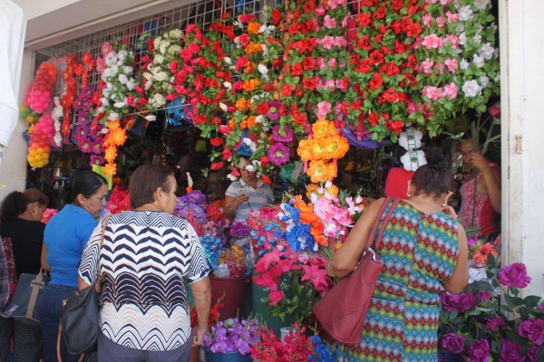 Los comercios de ventas de flores naturales y artificiales estuvieron muy solicitados por los elotenses.